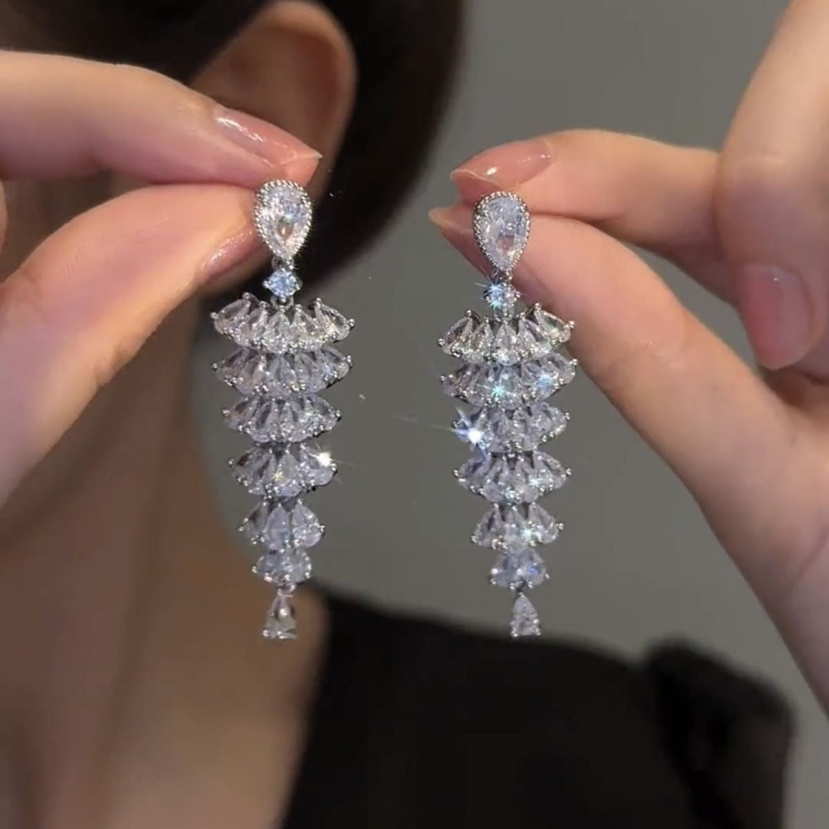 Vintage, exquisite, and high-end zirconia full of zirconia tassel earrings with a light luxury and cool style. Personalized and versatile earrings and earrings