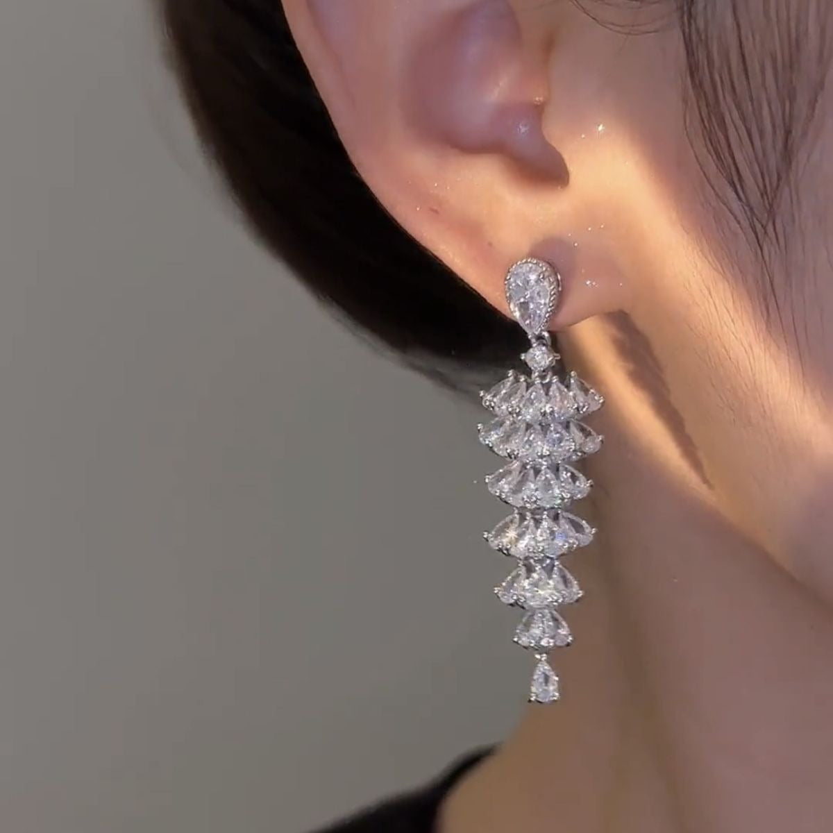 Vintage, exquisite, and high-end zirconia full of zirconia tassel earrings with a light luxury and cool style. Personalized and versatile earrings and earrings