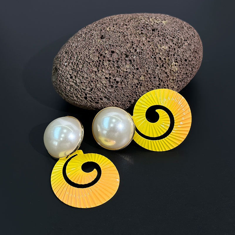 Fashionable gradient imitation snail earrings for women