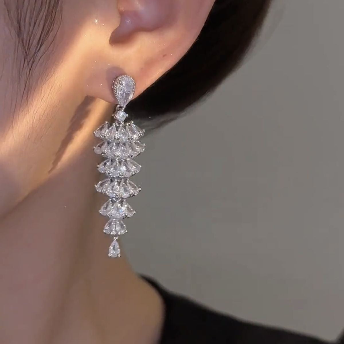 Vintage, exquisite, and high-end zirconia full of zirconia tassel earrings with a light luxury and cool style. Personalized and versatile earrings and earrings