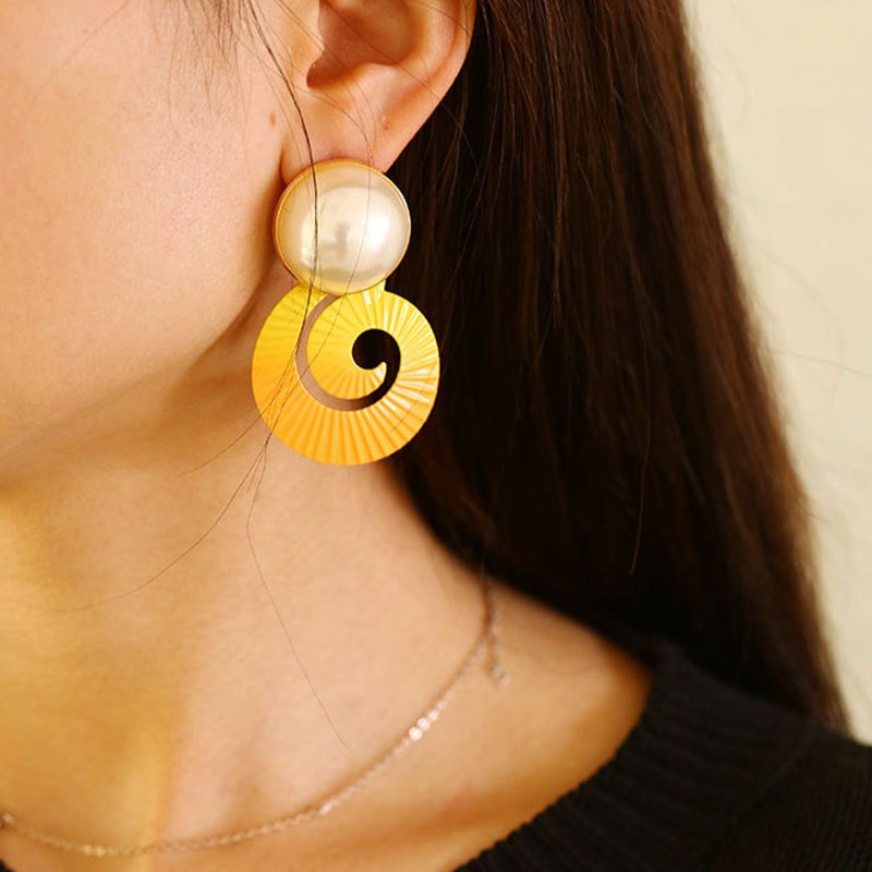 Fashionable gradient imitation snail earrings for women